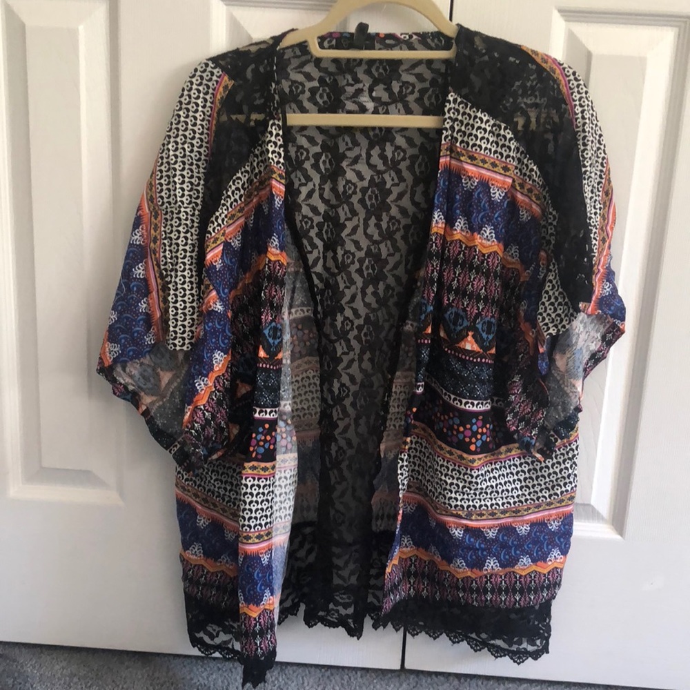 Printed kimono with lace trim (NEVER WORN-TAGS ON)
